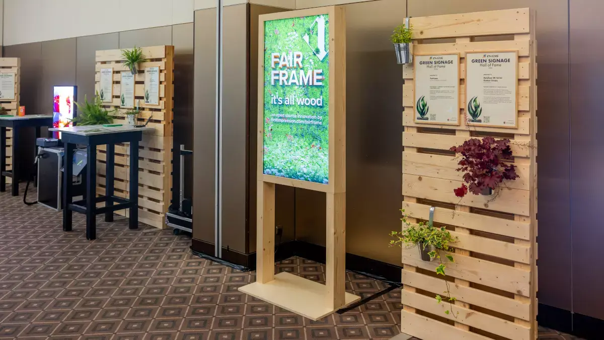 FAIR FRAME digital sign with It
