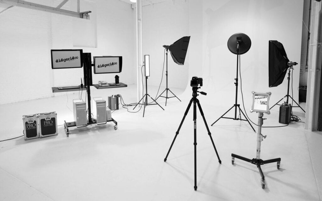 Entire  Studio Setup ON ONE DESK! - Photography Blog Tips - ISO 1200  Magazine